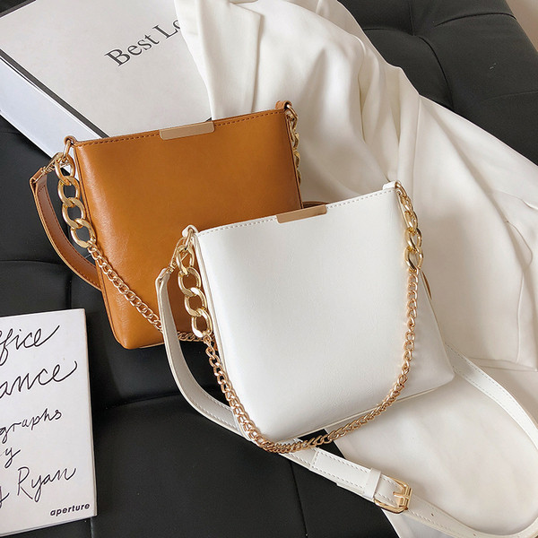 Mūsdienīga sieviešu soma no eko ādas ar garu rokturi un metāla ķēdīti