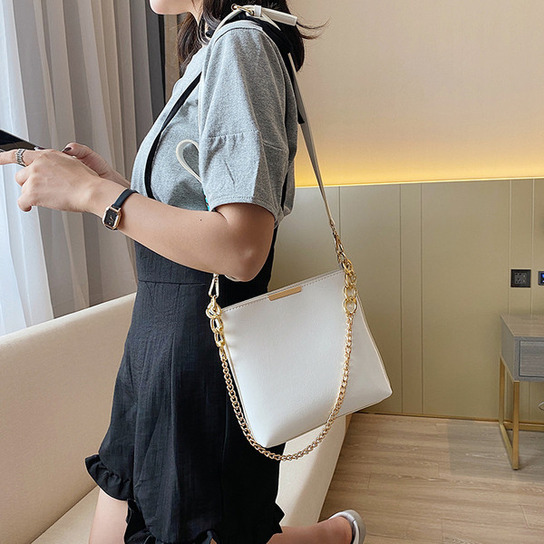 Mūsdienīga sieviešu soma no eko ādas ar garu rokturi un metāla ķēdīti