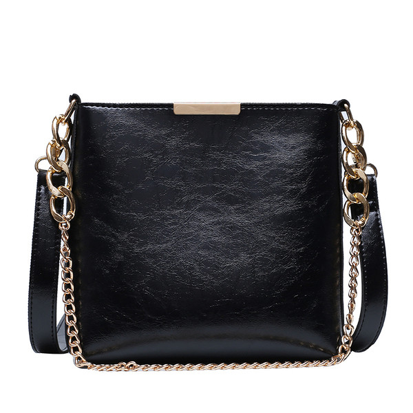 Mūsdienīga sieviešu soma no eko ādas ar garu rokturi un metāla ķēdīti