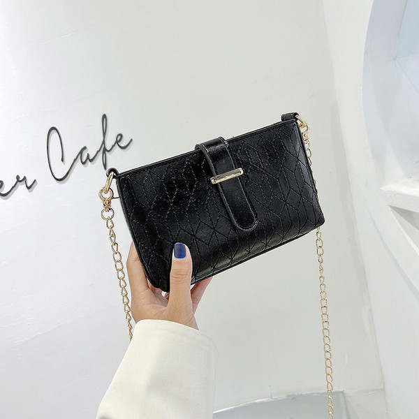 Eko bőrből készült kis női táska fém fogantyúval