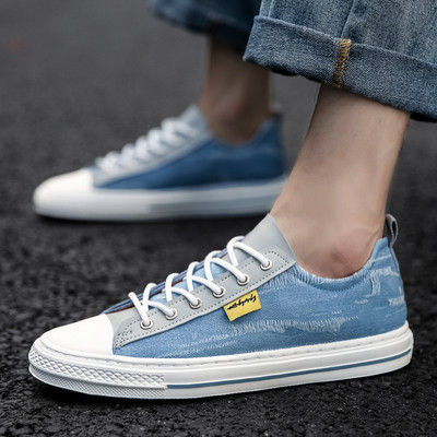 Modernas vīriešu kedas no tekstila ar plakanu zoli