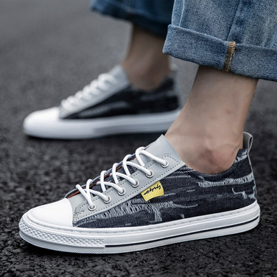 Modernas vīriešu kedas no tekstila ar plakanu zoli