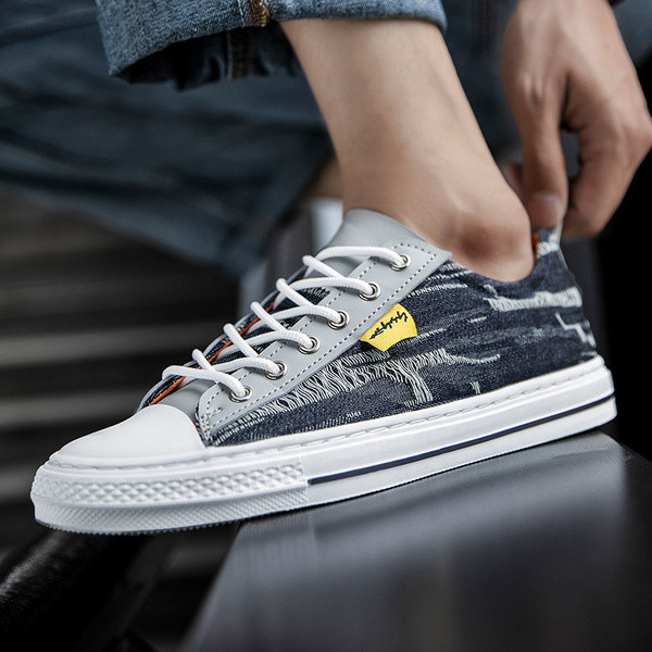 Modernas vīriešu kedas no tekstila ar plakanu zoli