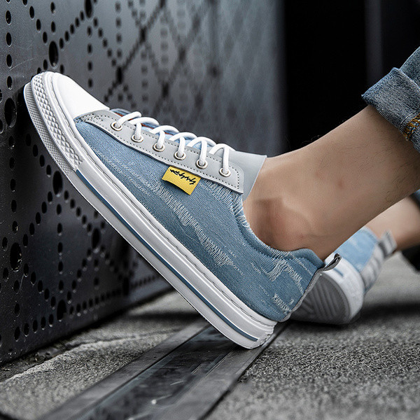 Modernas vīriešu kedas no tekstila ar plakanu zoli