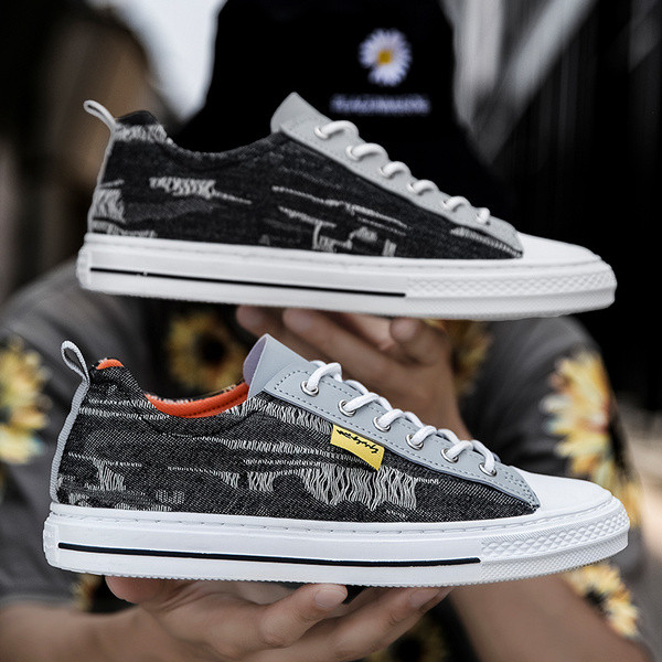 Modernas vīriešu kedas no tekstila ar plakanu zoli