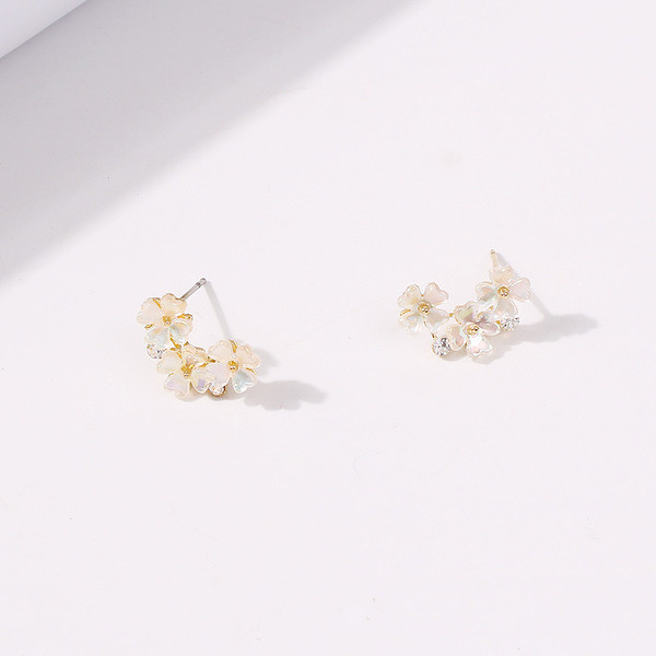 Ikdienas sieviešu auskari ziedu formā ar akmeņiem