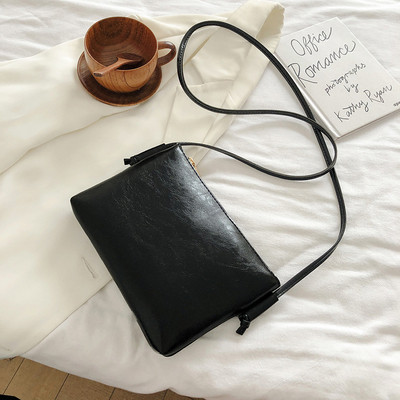 Vállon áthelyezhető, sima modell női táska eko bőrből