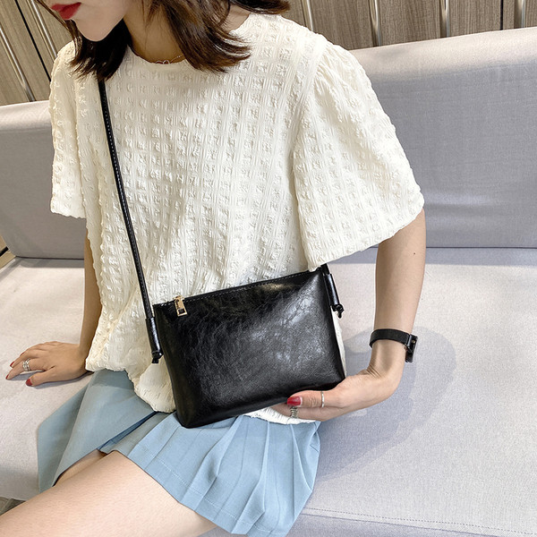 Vállon áthelyezhető, sima modell női táska eko bőrből