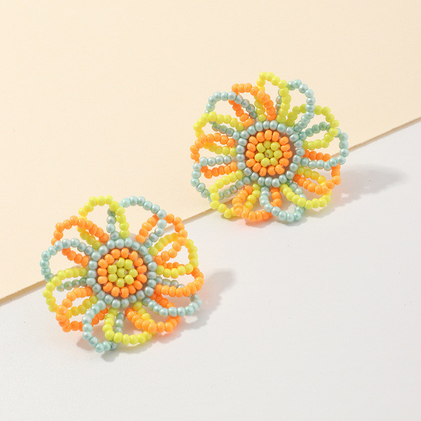 Alkalmi női fülbevaló virág formájú gyöngyökből