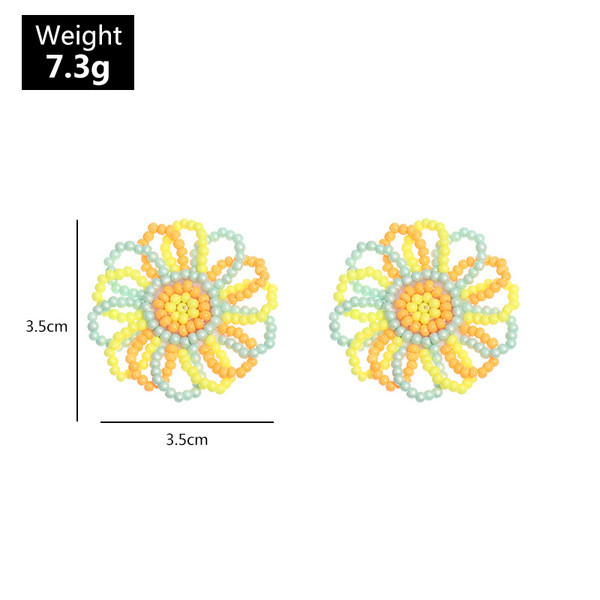 Alkalmi női fülbevaló virág formájú gyöngyökből