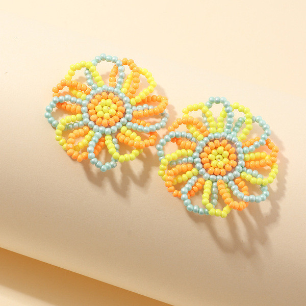 Alkalmi női fülbevaló virág formájú gyöngyökből