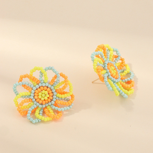 Alkalmi női fülbevaló virág formájú gyöngyökből