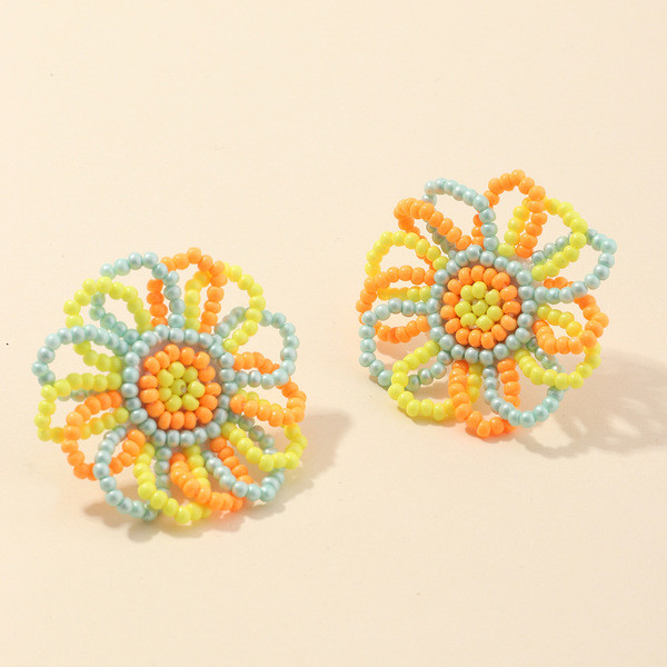 Alkalmi női fülbevaló virág formájú gyöngyökből