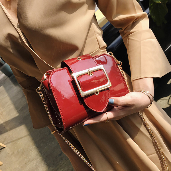 Stilīga sieviešu mini lakādas soma ar sprādzi