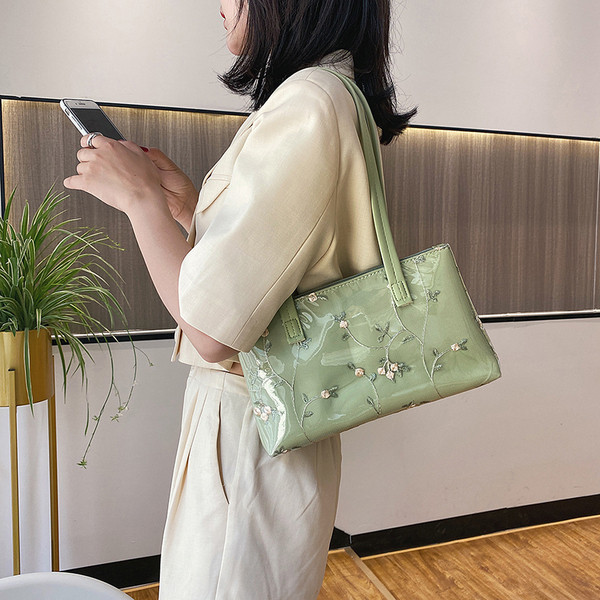 Modern női válltáska virágos hímzéssel