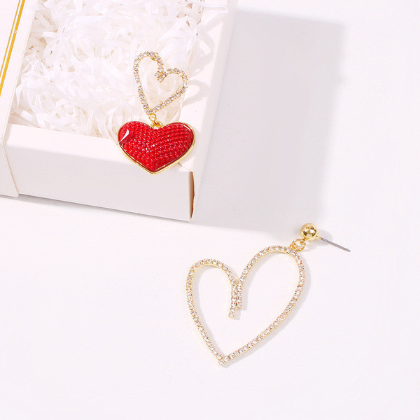 Moodsad naiste südamekujulised kõrvarõngad