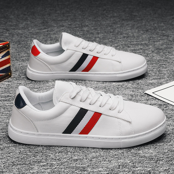 Aktuālās vīriešu kedas ar šņorēm un plakanu zoli