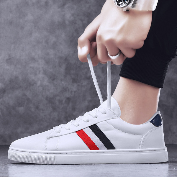 Aktuālās vīriešu kedas ar šņorēm un plakanu zoli