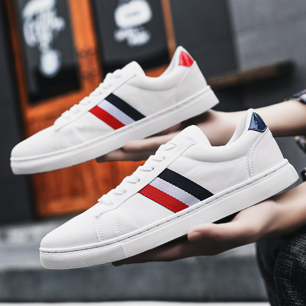 Aktuālās vīriešu kedas ar šņorēm un plakanu zoli