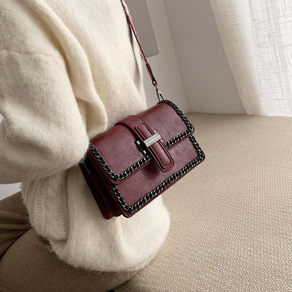 Öko bőrből készült női mindennapi táska fém lánccal és két fogantyúval