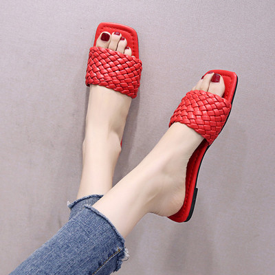 Sieviešu ikdienas ādas čības ar plakanu zoli