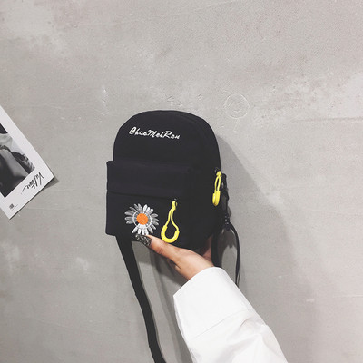 Sieviešu ikdienas soma ar kabatu un izšuvumu