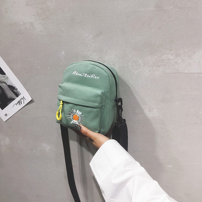 Sieviešu ikdienas soma ar kabatu un izšuvumu