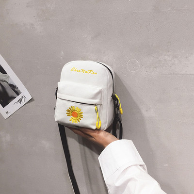 Sieviešu ikdienas soma ar kabatu un izšuvumu