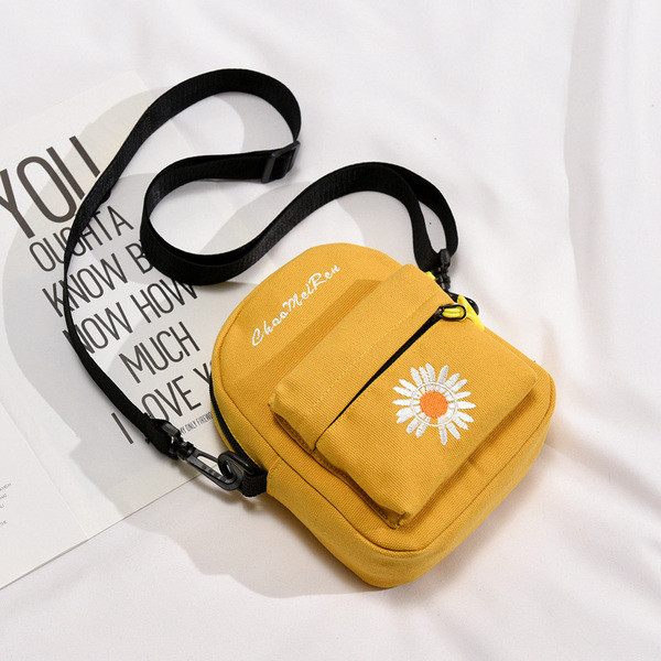 Sieviešu ikdienas soma ar kabatu un izšuvumu