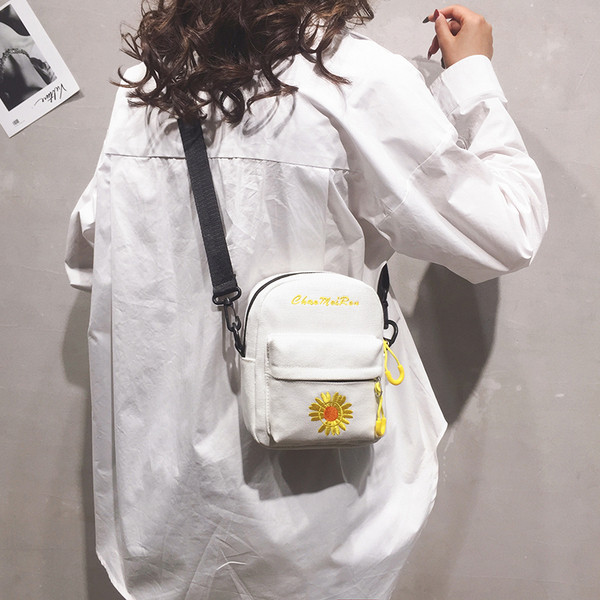 Sieviešu ikdienas soma ar kabatu un izšuvumu