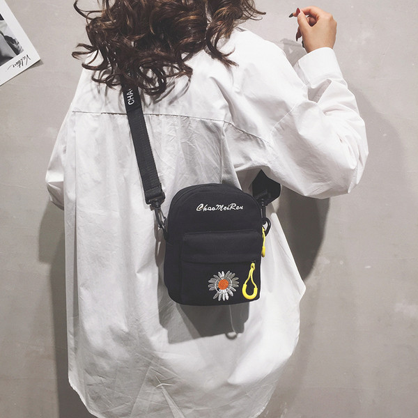 Sieviešu ikdienas soma ar kabatu un izšuvumu