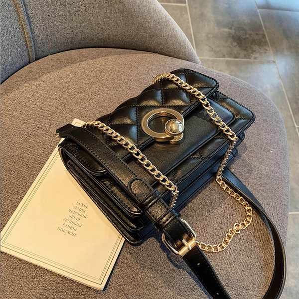 Modern női kézitáska hosszú fogantyúval és fém rögzítéssel