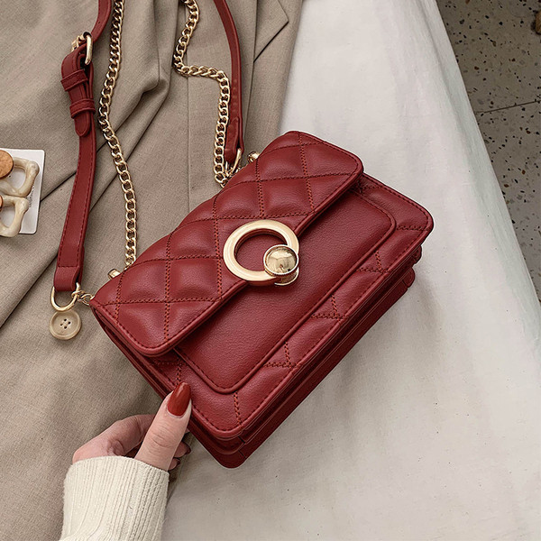 Modern női kézitáska hosszú fogantyúval és fém rögzítéssel