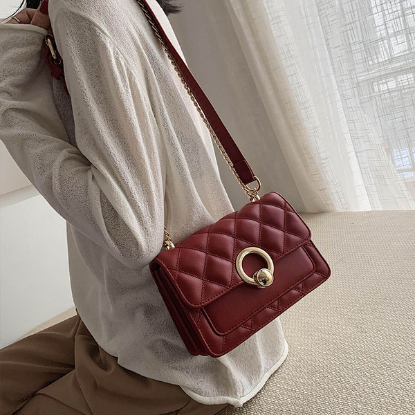 Modern női kézitáska hosszú fogantyúval és fém rögzítéssel