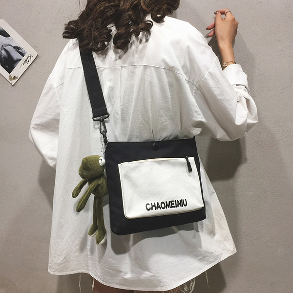 Sieviešu ikdienas soma kvadrāta formā no tekstila