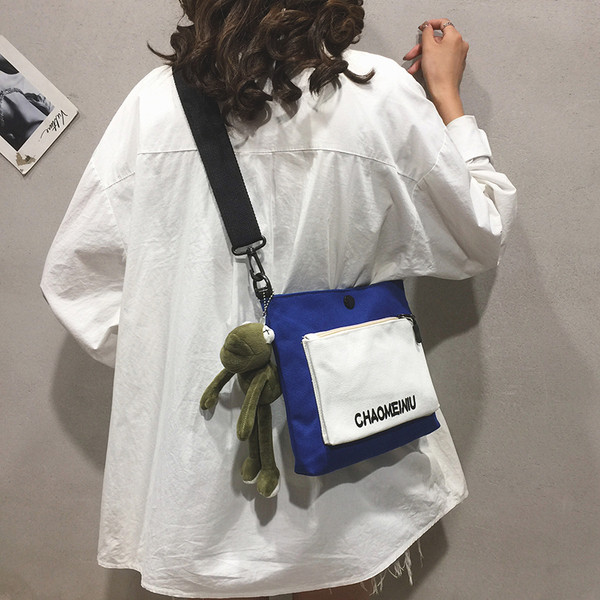 Sieviešu ikdienas soma kvadrāta formā no tekstila