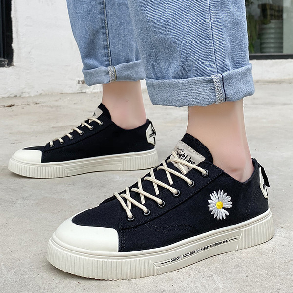 Tenisi casual barbatesti cu broderie si cravate