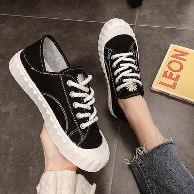 Alkalmi női tornacipő hímzéssel