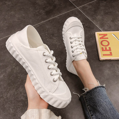 Alkalmi női tornacipő hímzéssel