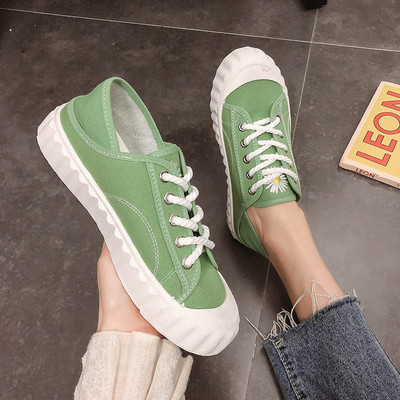 Alkalmi női tornacipő hímzéssel