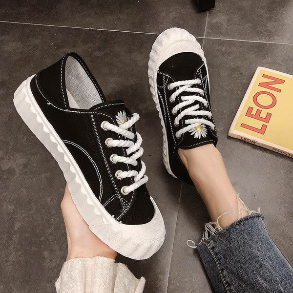 Alkalmi női tornacipő hímzéssel