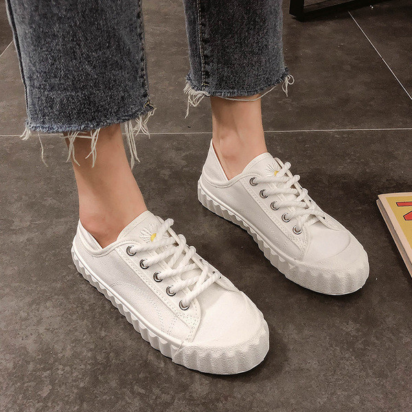 Alkalmi női tornacipő hímzéssel