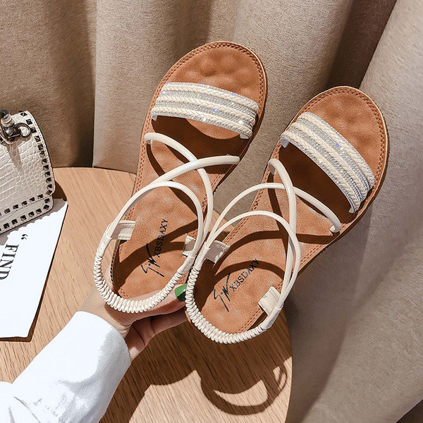 Női szandál lapos talppal és fényes pántokkal