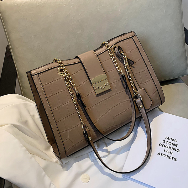 Geanta de mana din piele model nou cu inchidere metalica