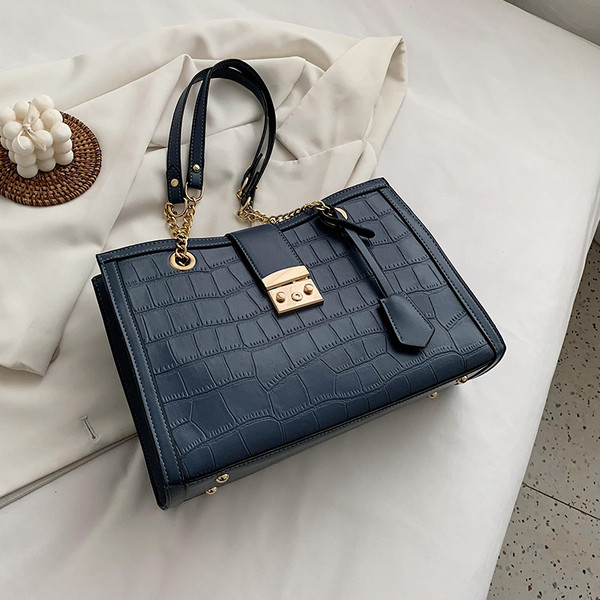 Geanta de mana din piele model nou cu inchidere metalica