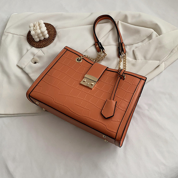 Geanta de mana din piele model nou cu inchidere metalica