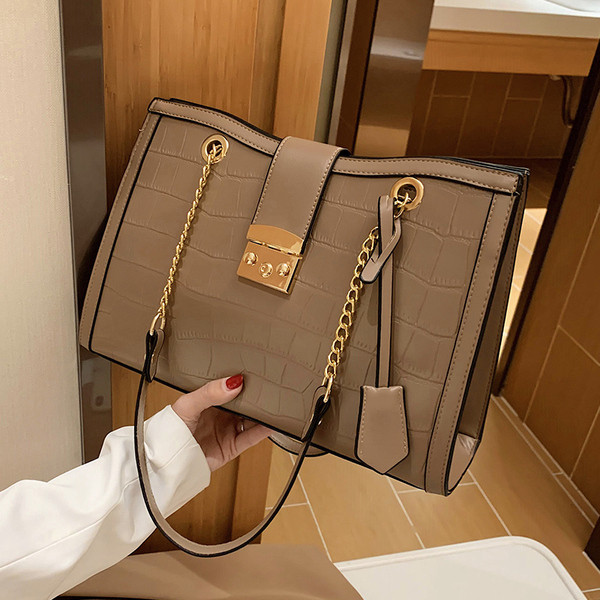 Geanta de mana din piele model nou cu inchidere metalica