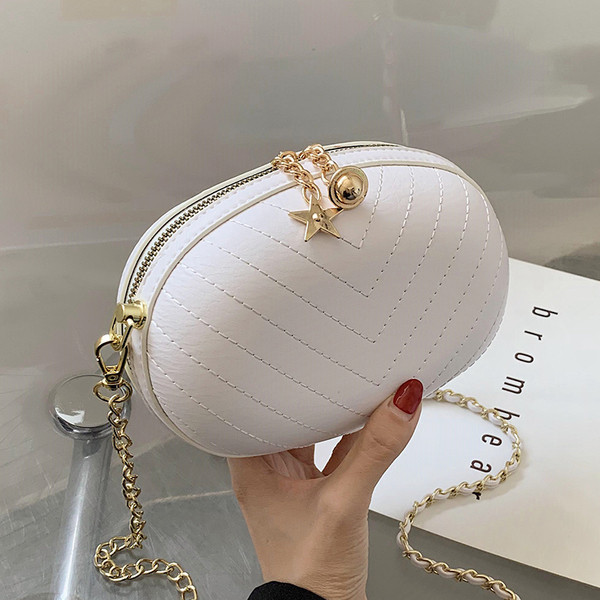 Moodne ümara kujuga pika metallist sangaga naistekott