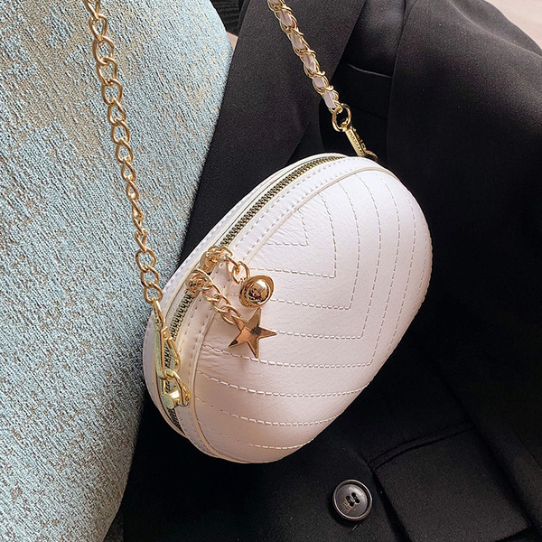 Moodne ümara kujuga pika metallist sangaga naistekott