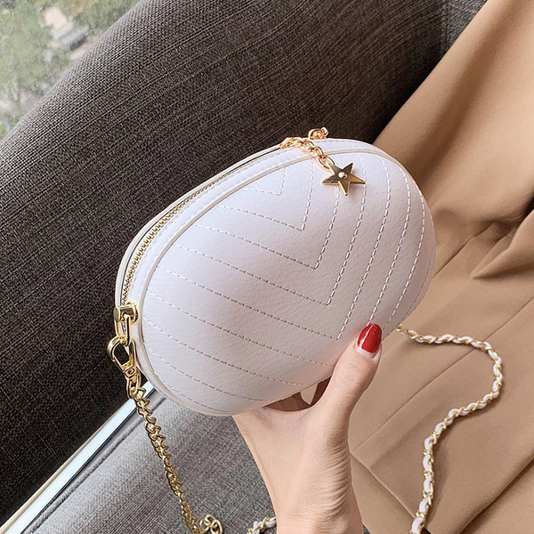 Moodne ümara kujuga pika metallist sangaga naistekott